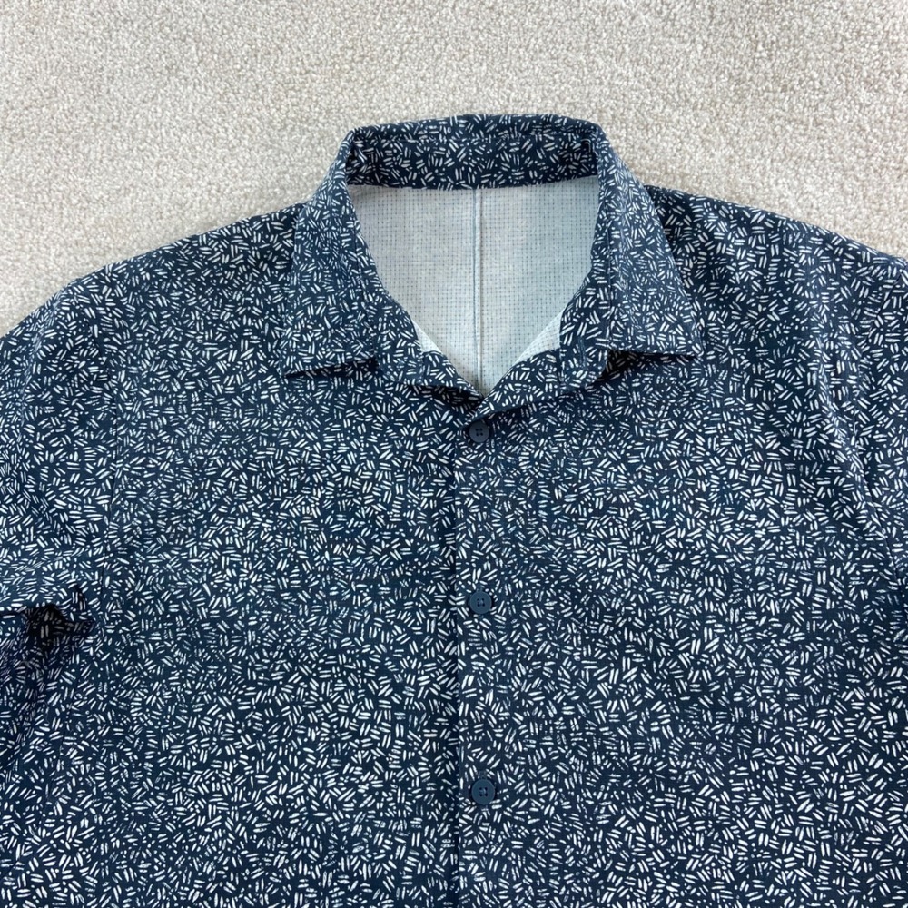Lululemon Airing Easy Button Down Shirt Mens L Blue White Print Short Sleeve
